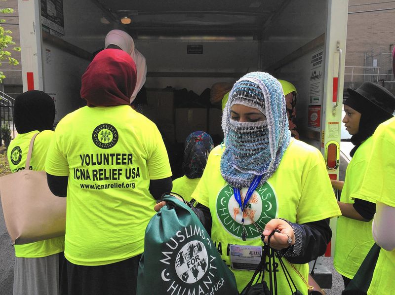 Muslim volunteers hand out 700 'Mercy Bags' to seniors, homeless
