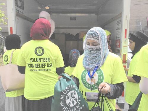 Muslim volunteers hand out 700 'Mercy Bags' to seniors, homeless